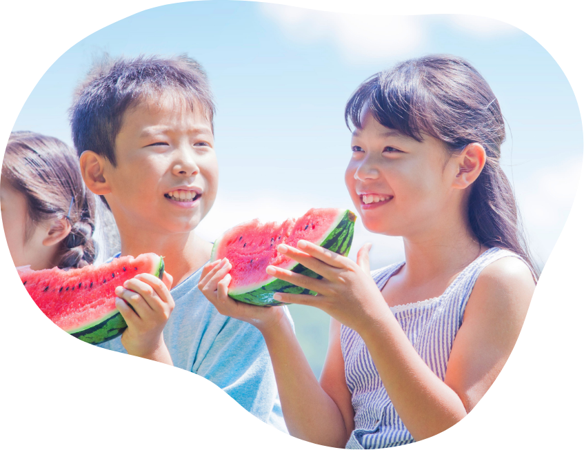スイカを食べる小学生